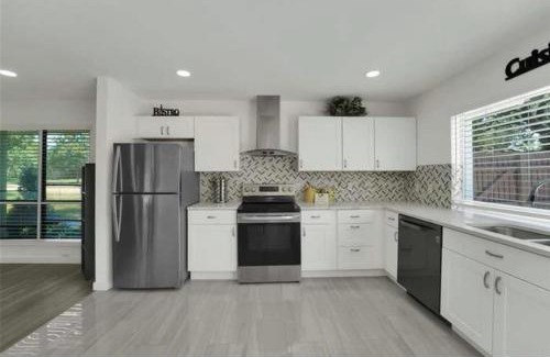 Richardson House | Spacious 3BR Oasis Pool Fire Pit & Family Fun