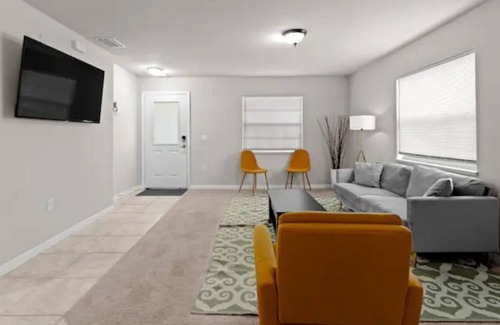 Royal Oak Golf Country Club House | Spacious 3BR + Office Apt Near Space Center