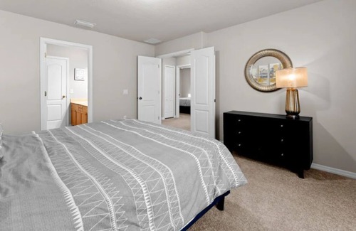 Royal Oak Golf Country Club House | Spacious 3BR + Office Apt Near Space Center