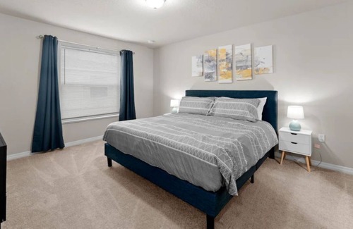 Royal Oak Golf Country Club House | Spacious 3BR + Office Apt Near Space Center
