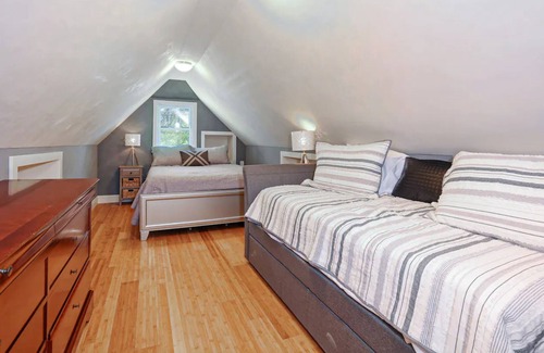 Larchmont House | Spacious 3BR Private Home * Direct Water View