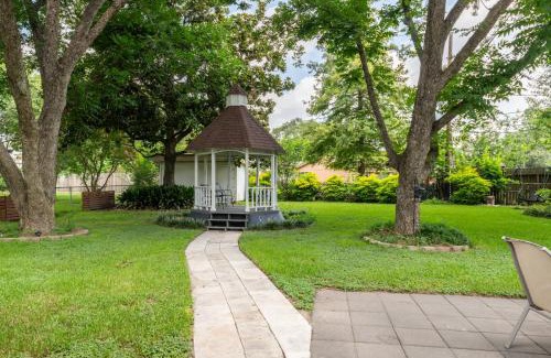 Garden Oaks House | Spacious 3BR Retreat - Pool Table Gazebo Yard