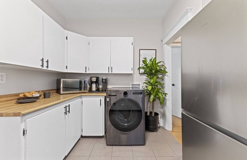 Ottawa Division Apartment | Spacious 3BR | Steps to Canal | King Bed | Parking | Family & Dog Friendly