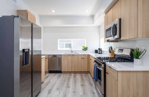 Silver Lake House | Spacious 3BR Townhome | King + Bunks + Parking