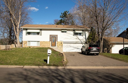 Brooklyn Park House | Spacious 3BR w/Garage & Yard with AC, WiFi