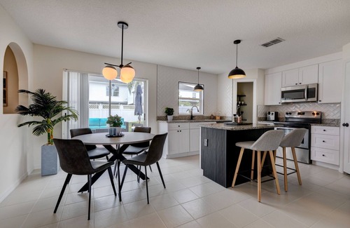 Sanford House | Spacious 4+1 bedroom house in Sanford with fast WiFi, A/C, & sleeping up to 12!n