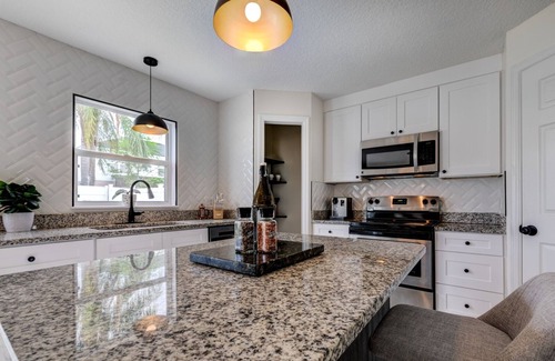 Sanford House | Spacious 4+1 bedroom house in Sanford with fast WiFi, A/C, & sleeping up to 12!n