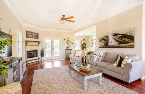 Braden River House | Spacious 4/2 with pool/spa near Myakka Park 30 min from Beaches