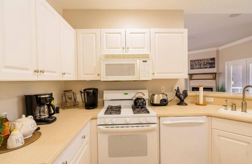 Braden River House | Spacious 4/2 with pool/spa near Myakka Park 30 min from Beaches