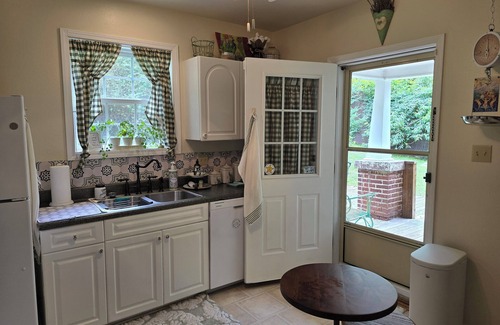 Burnsville House | Spacious 4.5 bedroom house in charming Burnsville