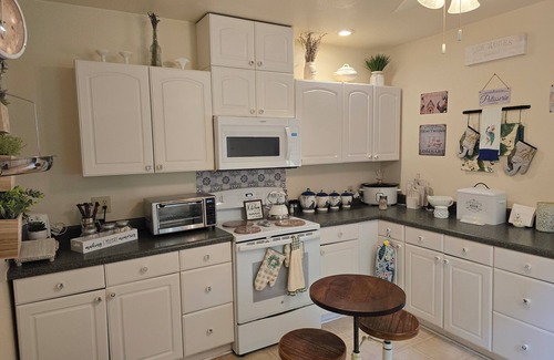 Burnsville House | Spacious 4.5 bedroom house in charming Burnsville