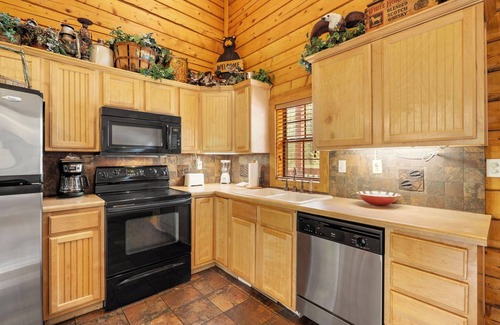 Branson Theater District Cabin | Spacious 4 BD Cabin at Thousand Hills Golf Resort in Branson, MO - Perfect for Family Getaways!