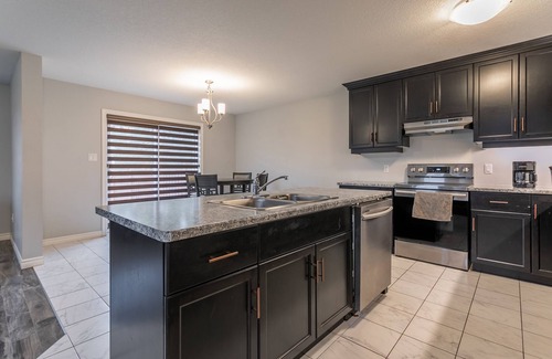 Ingersoll House | Spacious 4 BDR family-friendly house in Ingersoll