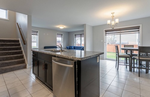 Ingersoll House | Spacious 4 BDR family-friendly house in Ingersoll