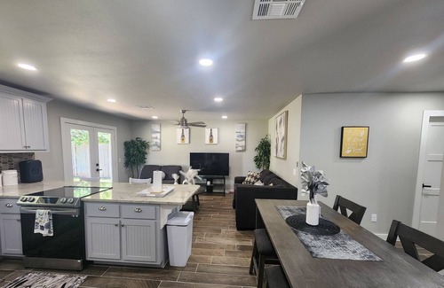 Del City House | Spacious 4-bdr house in charming Del City with AC, WiFi and 9 min of Tinker AFB