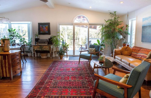 Elora House | Spacious 4 Bdrm Riverfront Home in the Heart of Elora: 8 min walk to the Mill!
