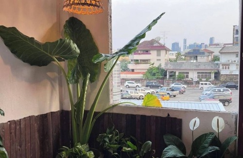 Wattana House | Spacious 4-bedroom townhome in lovely Prakanong Wattana with WiFi, AC.