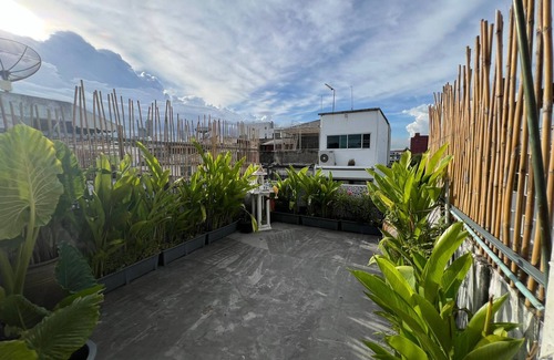 Wattana House | Spacious 4-bedroom townhome in lovely Prakanong Wattana with WiFi, AC.