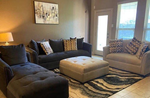 Spring House | Spacious 4 Bed/2 Bath Home in the Woodlands