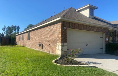Spring House | Spacious 4 Bed/2 Bath Home in the Woodlands