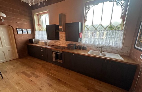 Langwathby Cottage | Spacious 4 bed apartment - pet friendly - Langwathby Station Cottage, spotless & unique 4 bedroom cottage with EV charging station & free parking near lakes