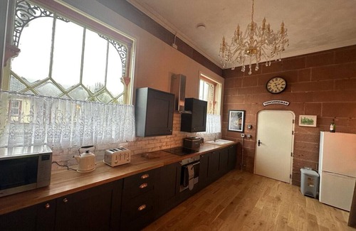 Langwathby Cottage | Spacious 4 bed apartment - pet friendly - Langwathby Station Cottage, spotless & unique 4 bedroom cottage with EV charging station & free parking near lakes