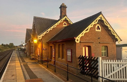 Langwathby Cottage | Spacious 4 bed apartment - pet friendly - Langwathby Station Cottage, spotless & unique 4 bedroom cottage with EV charging station & free parking near lakes