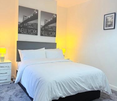 Adamsdown House | Spacious 4 Bed Cardiff House Near City Centre with Parking
