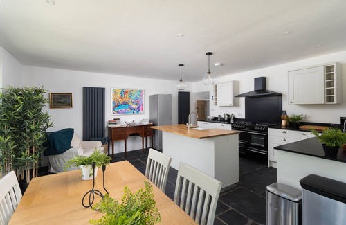 Newtown-in-St-Martin House | Spacious 4-Bed Cottage with Garden & Pet-Friendly