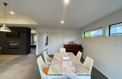 Halswell House | Spacious 4 Bed Family Home