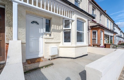 Chatham House | "Spacious 4-Bed Family Home in Chatham – Modern Comfort & Prime Location!"