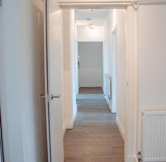 Roundhay Apartment | Spacious 4-Bed Flat - 10 Mins to City Centre