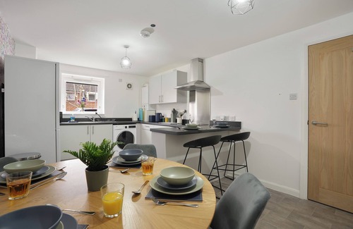 Sheffield House | Spacious 4 Bedroom House near City Centre - Free Parking & WIFI