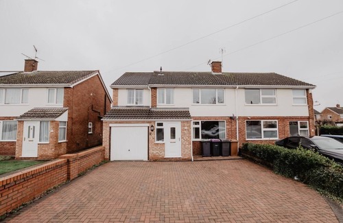 North Hykeham House | Spacious 4-Bed House with Parking Near City Centre