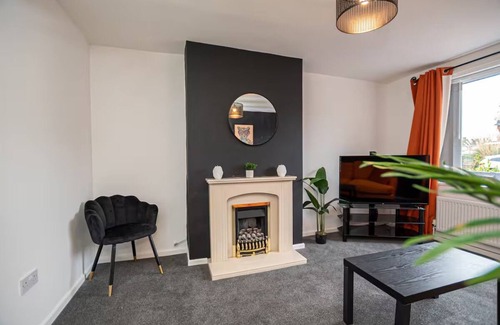 North Hykeham House | Spacious 4-Bed House with Parking Near City Centre