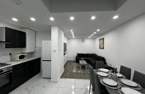 Sheldon House | Spacious 4 Bed Home - Sleeps 7, Garden & Parking