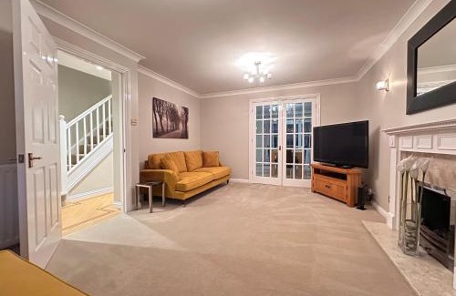 Havering House | Spacious 4 Bed Home near Elizabeth Line, perfect for Contractors, Families & Groups