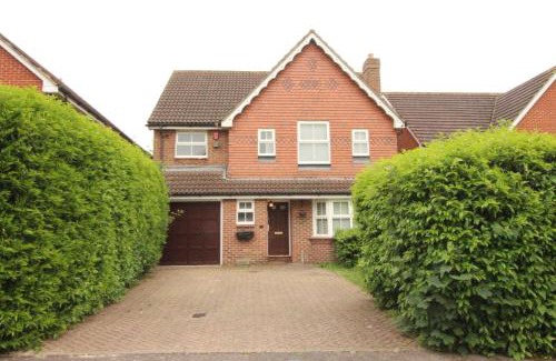 Havering House | Spacious 4 Bed Home near Elizabeth Line, perfect for Contractors, Families & Groups