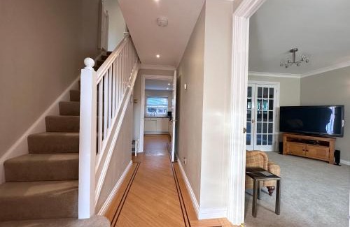 Havering House | Spacious 4 Bed Home near Elizabeth Line, perfect for Contractors, Families & Groups