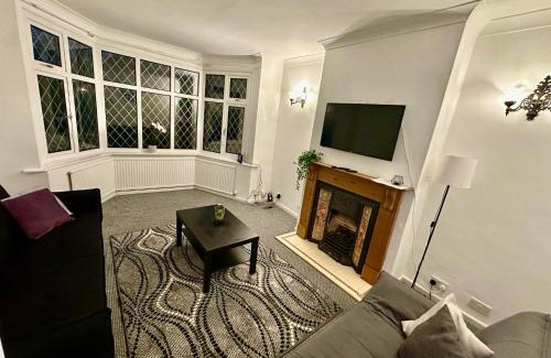 Barnt Green House | Spacious 4 Bed Home Near NEC, JLR & Airport Parking for 3 Cars Ideal for Contractors!