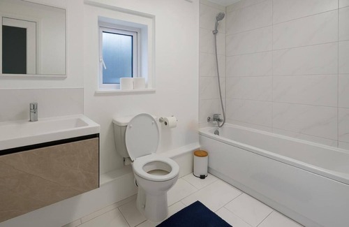 Bromley North Apartment | Spacious 4-Bed Home With Secured Parking Near ABBA Arena, Westfield, DLR, Zone 2