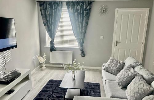 Wolverhampton House | Spacious 4-Bed House Close to City Centre