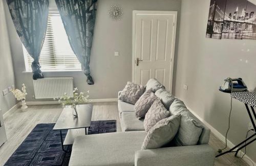 Wolverhampton House | Spacious 4-Bed House Close to City Centre