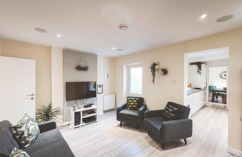 Crewe House | Spacious 4-bed house in Crewe by 53 Degrees Property, ideal for Contractors & Business, FREE parking - sleeps 7