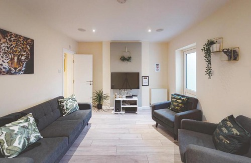 Crewe House | Spacious 4-bed house in Crewe by 53 Degrees Property, ideal for Contractors & Business, FREE parking - sleeps 7