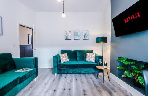Crewe Apartment | Spacious 4-bed house in Crewe by 53 Degrees Property, ideal for Business & Contractors - Sleeps 7