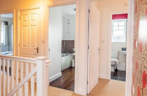 Tilehurst House | Spacious 4 Bed house with parking and garden at Reading