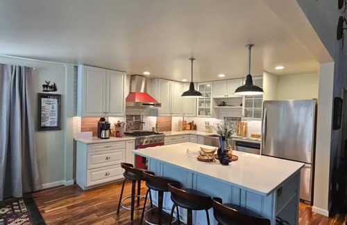 Easton House | Spacious 4 Bed + Lakes + ATV trails!