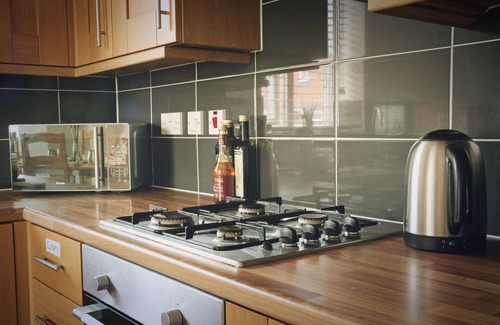 Long Eaton House | Spacious 4 Bed Modern Townhouse with Parking
