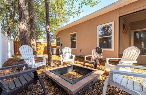 Northside House | Spacious 4-Bed Oasis with Patio & Games in Quiet Area